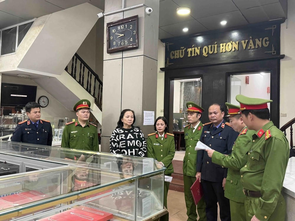 Cơ quan Cảnh sát điều tra tống đạt quyết định khởi tố, bắt tạm giam đối với bà Lê Thị Thu Hương.