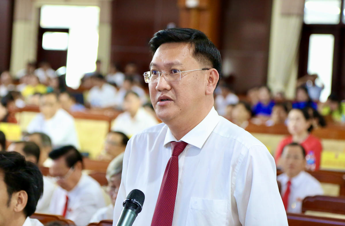 Giám đốc Sở Xây dựng TP Cần Thơ Mai Văn Tân trả lời chất vấn tại kỳ họp. Ảnh: Thanh Tiến.