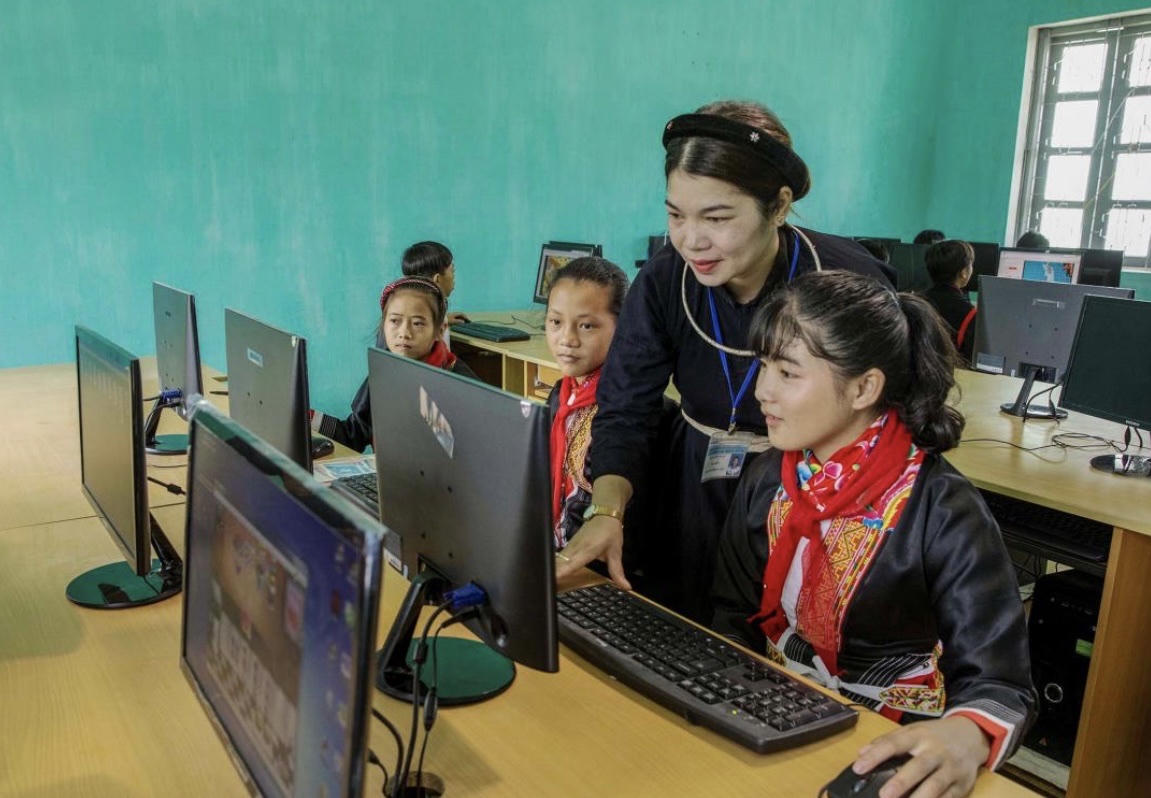 Tăng cường thông tin và chuyển đổi số cho bà con dân tộc thiểu số. Ảnh: baochinhphu.vn