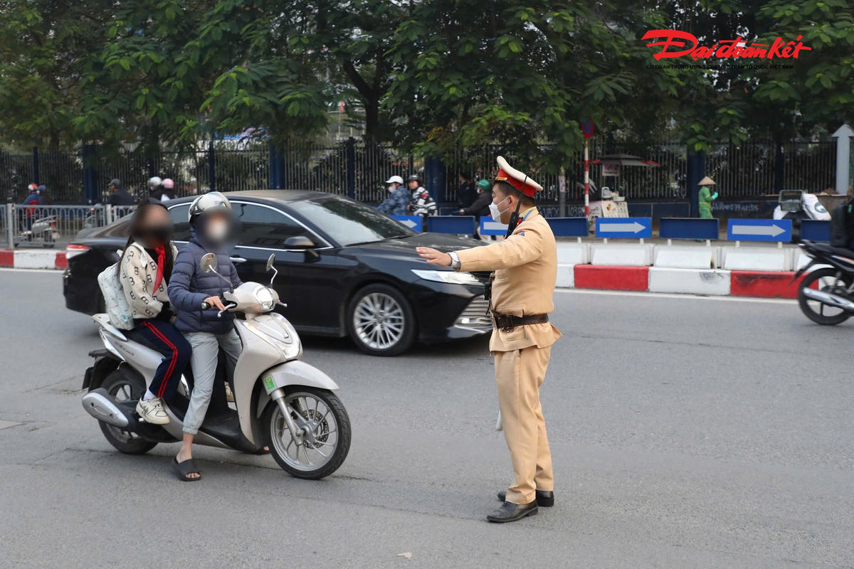 Lực lượng chức năng xử lý người phụ nữ chở con không đội mũ bảo hiểm.