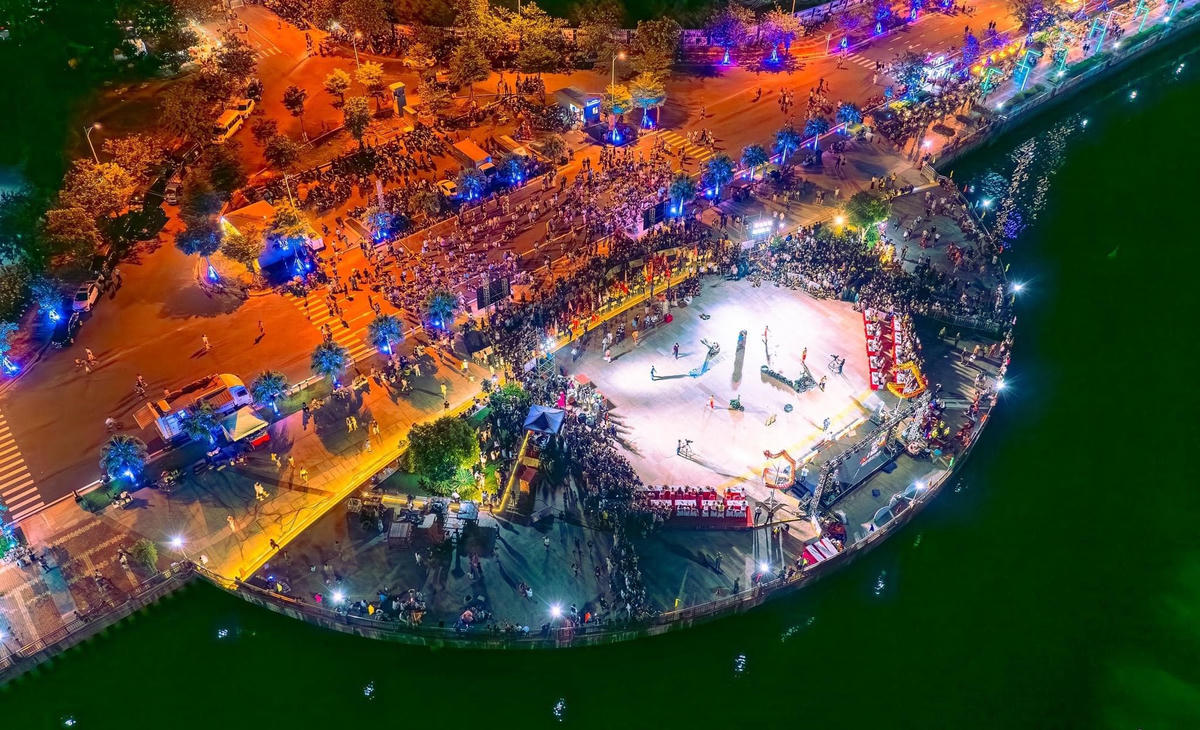 Phố đi bộ Bạch Đằng, nơi diễn ra các hoạt động chính của Lễ hội Chào năm mới Đà Nẵng 2026. Ảnh: Nguyễn Trình.