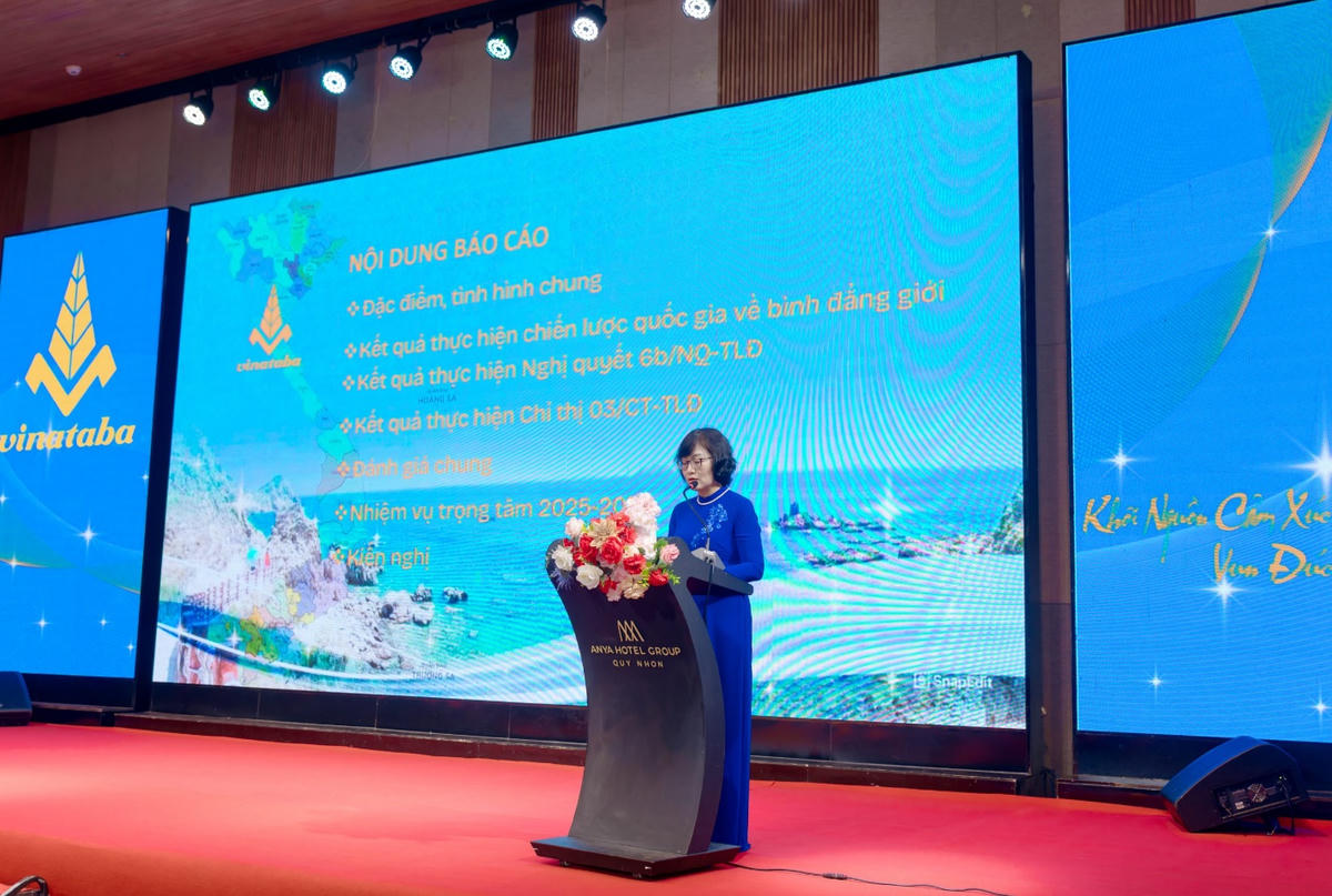 Bà Nguyễn Diệu Hương – Phó Tổng giám đốc TCT – Trưởng Ban vì sự tiến bộ của phụ nữ TCT báo cáo kết quả thực hiện Nghị quyết 6b/NQ – TLĐ về công tác vận động nữ CNVCLĐ thời kỳ đẩy mạnh công nghiệp hóa, hiện đại hóa đất nước và Chỉ thị 03/CT-TLĐ về phong trào thi đua “Giỏi việc nước, đảm việc nhà” trong nữ CNVCLĐ giai đoạn (2021 -2025)