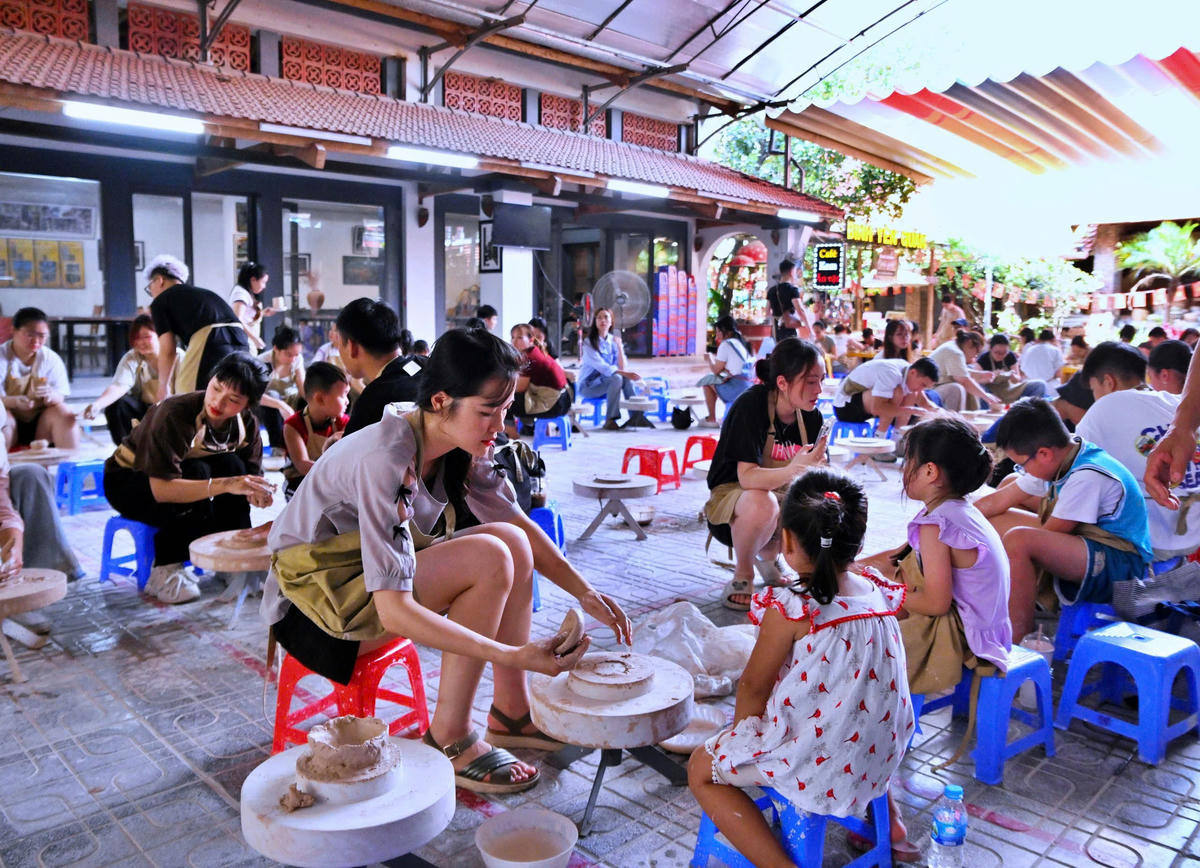 Du khách trải nghiệm làm gốm thủ công tại làng gốm Bát Tràng (Hà Nội). Ảnh: P. Sỹ.