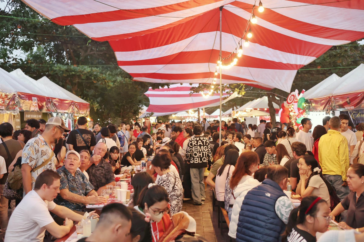 Đông đảo du khách tham gia phiên chợ giáng sinh. Ảnh: Nguyễn Tú.