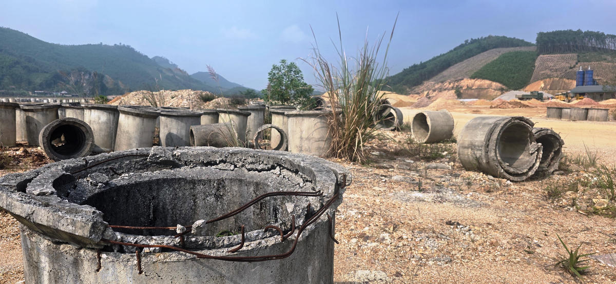 Các ống cống chưa được lắp đặt nằm ngổn ngang trong mặt bằng đã bắt đầu bị hư hỏng. Ảnh: Nguyễn Chung.