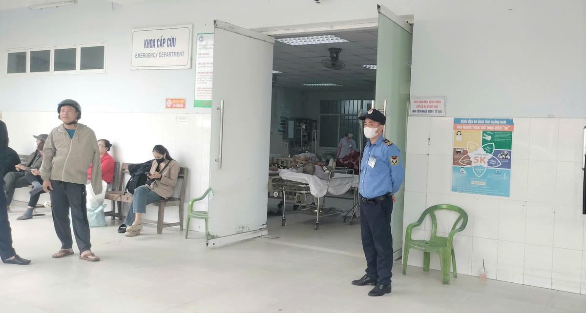 BVĐK Quảng Nam cấp cứu các bệnh nhân trong vụ TNGT trên cao tốc Đà Nẵng-Quảng Ngãi. Ảnh: Nguyễn Tín.