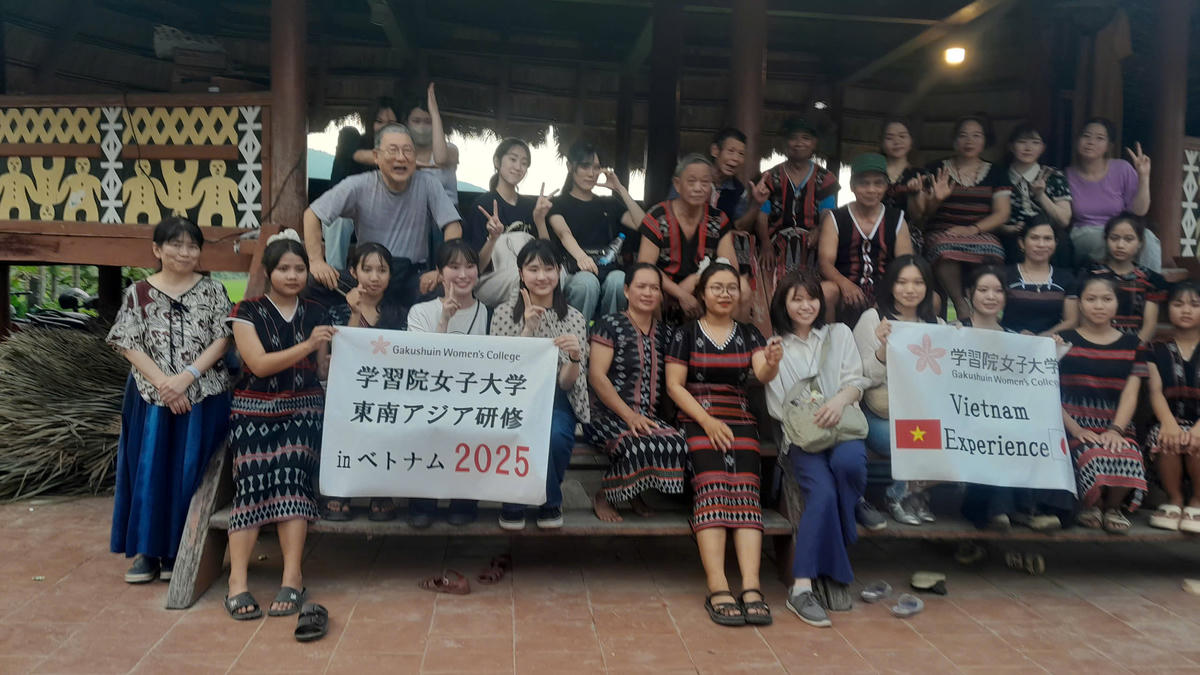 Chị A Lăng Thị Bé chụp ảnh cùng với đoàn khách đến từ Nhật Bản tại thôn Dỗi. Ảnh: T.T.