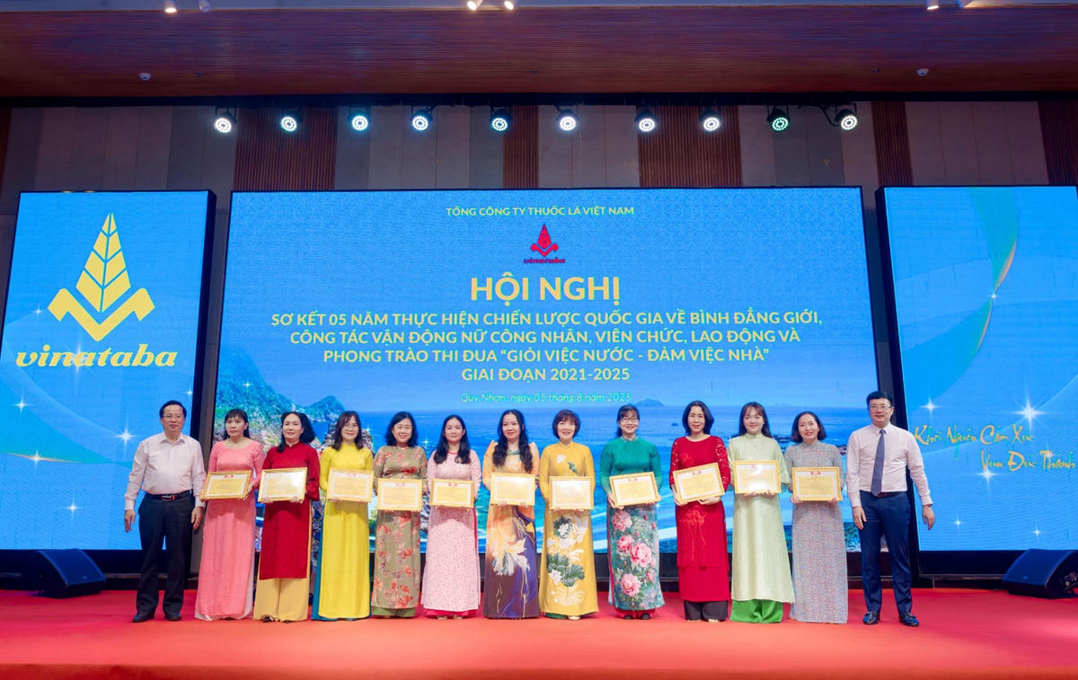 Ông Hà Quang Hòa và ông Quách Văn Ngọc trao giấy khen cho Tập thể và cá nhân có thành tích xuất sắc trong việc thực hiện Chiến lược Quốc gia về bình đẳng giới giai đoạn 2021 – 2025. 