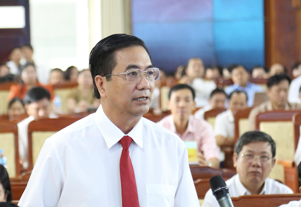 Quyền Giám đốc Sở Nội vụ TP Cần Thơ Trần Thanh Liêm trả lời chất vấn. Ảnh: Thanh Tiến.