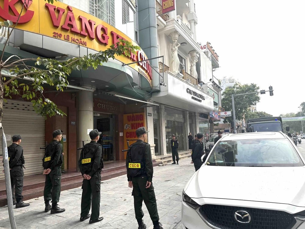 Lực lượng cảnh sát có mặt tại Công ty vàng bạc Kim Chung, phố Lê Hoàn, phường Hạc Thành. 