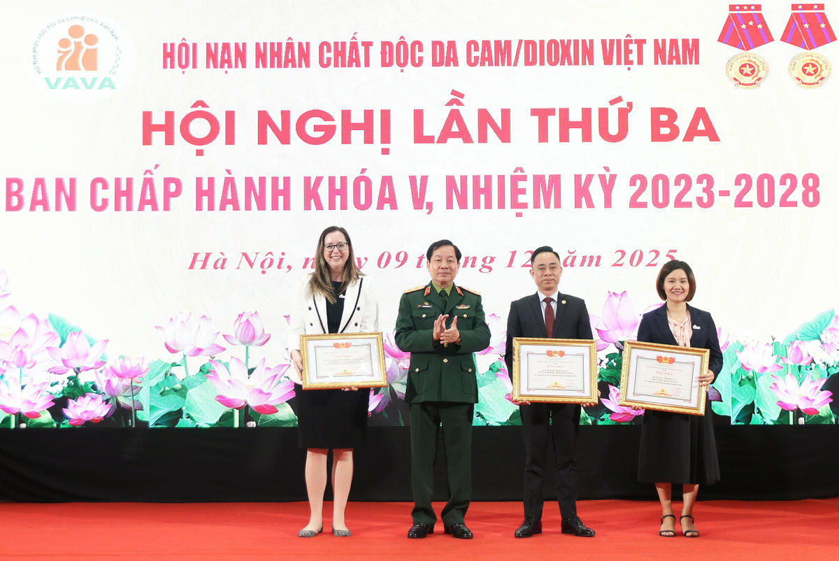 Trung tướng Nguyễn Hữu Chính trao tặng Bằng khen cho các tập thể, cá nhân có nhiều đóng góp tích cực, nỗ lực hỗ trợ nạn nhân chất độc da cam.