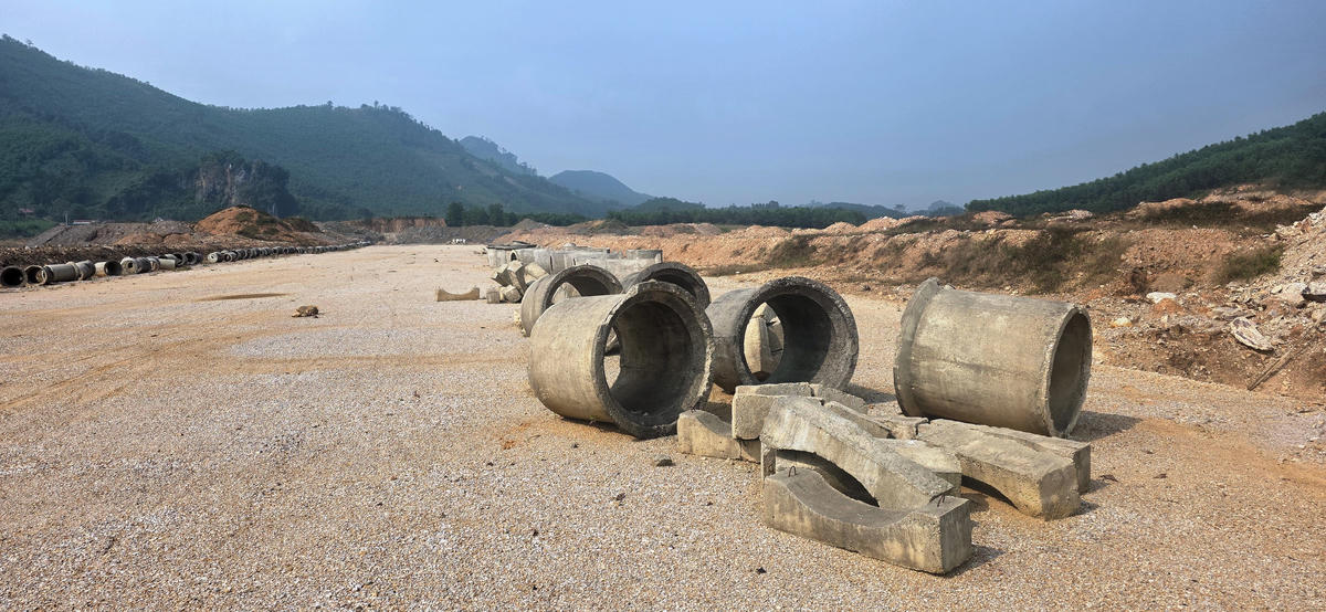 Các ống cống chưa được lắp đặt nằm ngổn ngang trong mặt bằng đã bắt đầu bị hư hỏng. Ảnh: Nguyễn Chung.