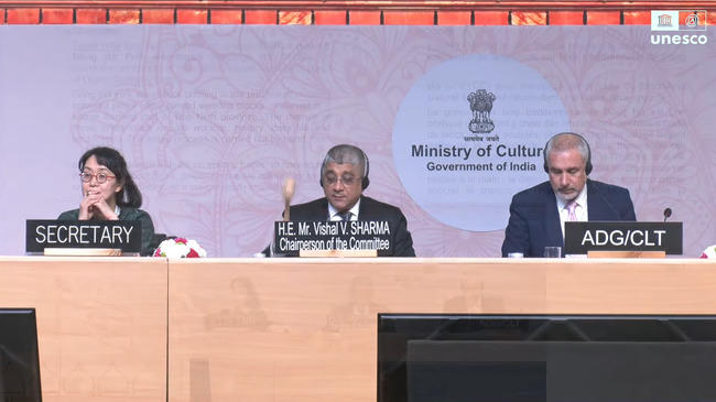 Ông Vishal V. Sharma, Chủ tịch Kỳ họp thứ 20, đã gõ búa chính thức ghi danh Nghề làm tranh dân gian Đông Hồ vào Danh sách di sản cần bảo vệ khẩn cấp. Ảnh: Bộ VHTTDL.