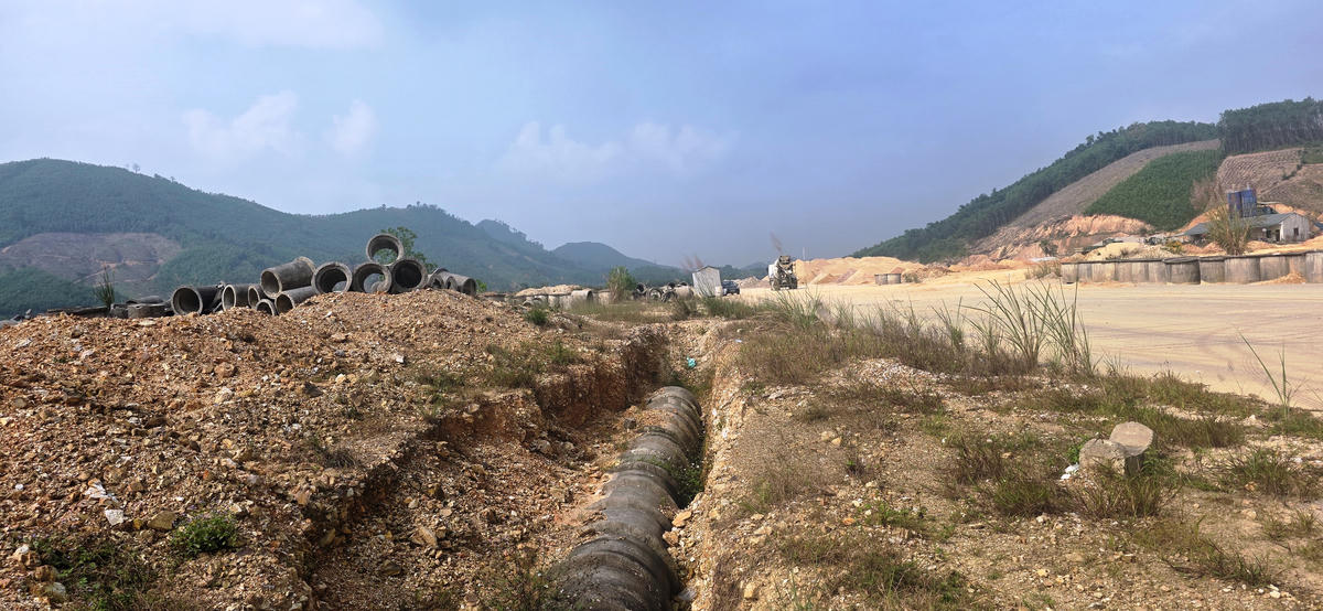 Một đoạn đường ống được chôn lấp sơ sài trong CCN. Ảnh: Nguyễn Chung.