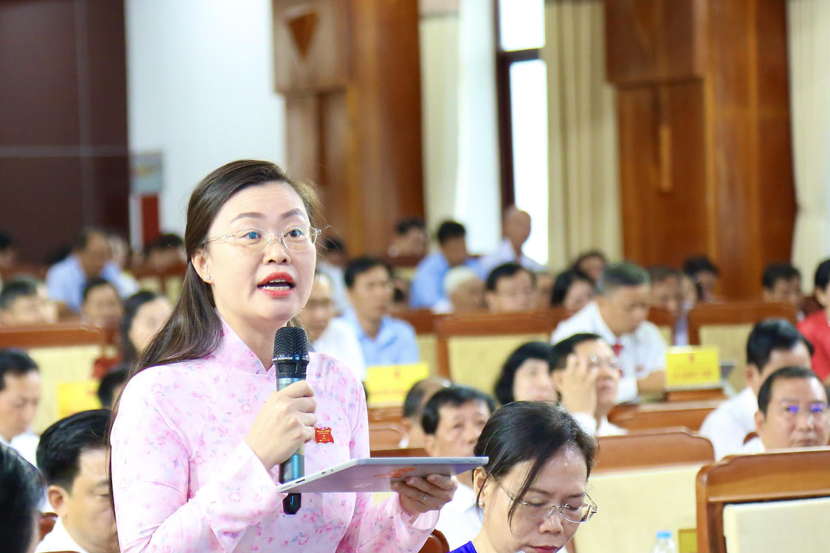 Đại biểu Phạm Thị Thùy Dung chất vấn tại kỳ họp. Ảnh: Thanh Tiến.