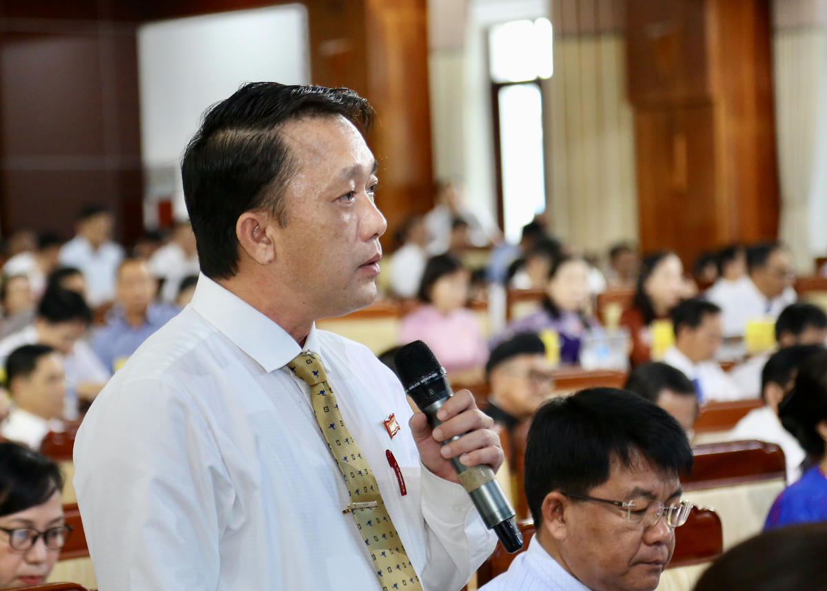 Đại biểu Nguyễn Kỳ Nam chất vấn Sở Xây dựng. Ảnh: Thanh Tiến.