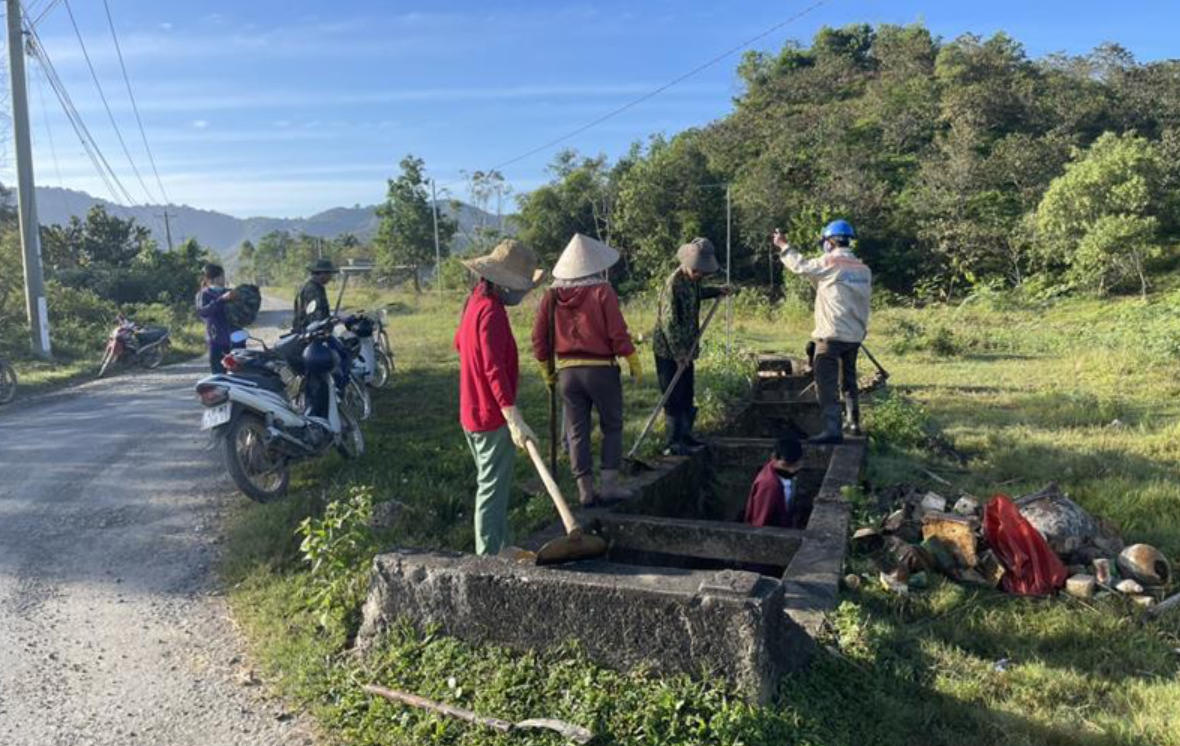 Người dân tham gia nạo vét kênh mương, tổng vệ sinh khu vực mình sinh sống. Ảnh: Văn Tình