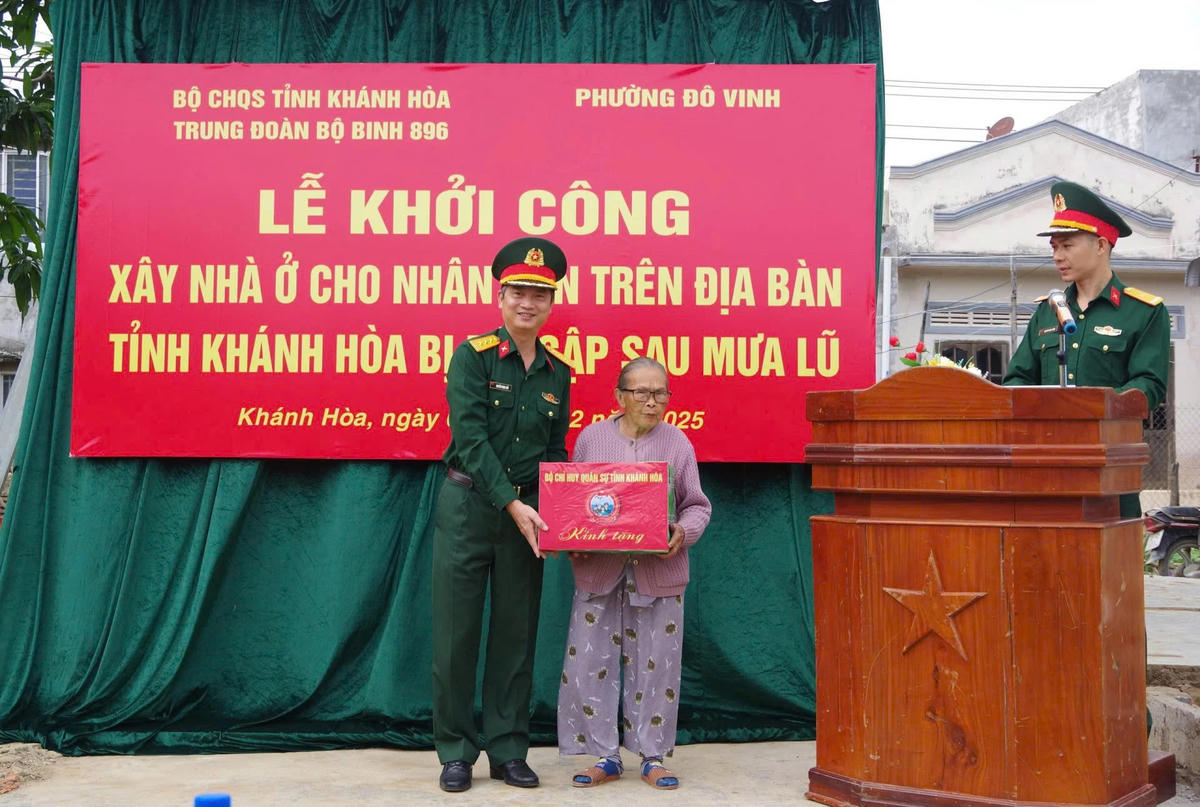 Đại diện Bộ Chỉ huy Quân sự tỉnh Khánh Hòa tặng quà cho bà Lê Thị Đã, trú tại Tổ dân phố 1, phường Đô Vinh (tỉnh Khánh Hòa). (ảnh D.T)
.