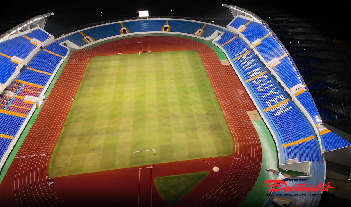 Toàn cảnh sân vận động sáng rực về đêm. Ảnh: Toán Nguyễn..