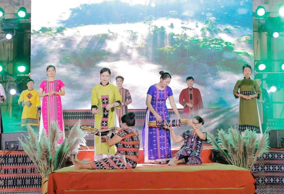 Các tiết mục nghệ thuật truyền thống của người dân ở xã A Lưới 2. Ảnh: M.H.