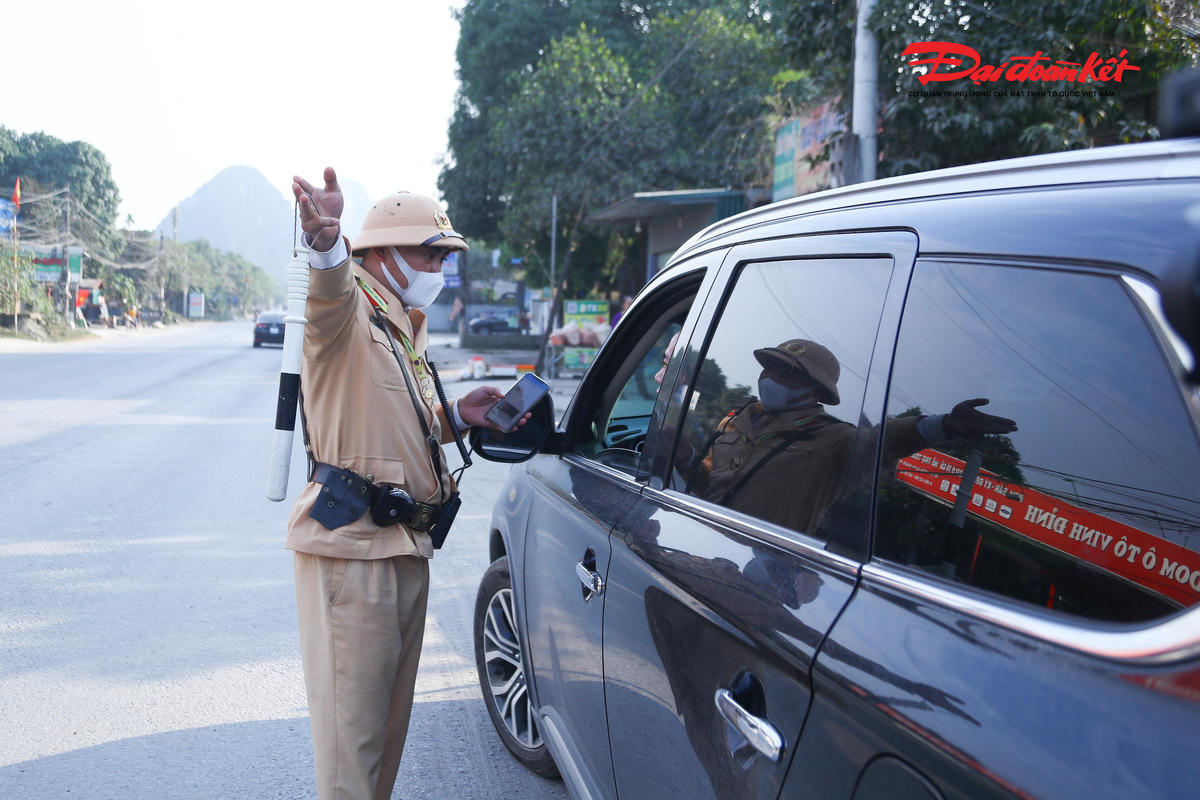 Chỉ trong hơn một giờ kiểm tra, xử lý Đội CSGT đường bộ số 12 đã lập biên bản gần chục trường hợp điều khiển xe ô tô chạy quá tốc độ, chủ yếu là xe cá nhân.