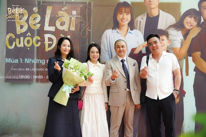 Ê kíp thực hiện bộ phim trong buổi lễ ra mắt.