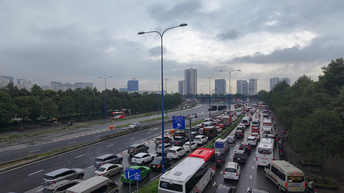 Khu vực nút giao An Phú thường xuyên ùn tắc do quy mô đoạn đường đó chỉ có 4 làn xe. Ảnh: Đ.Xá.