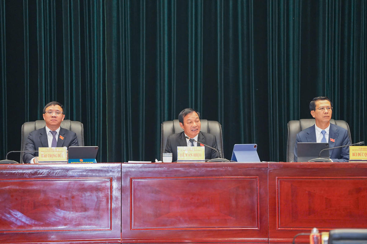 Phó Bí thư Thành ủy, Chủ tịch HĐND thành phố Lê Văn Hiệu (giữa) kết luận nội dung chất vấn. Ảnh: ĐT. 