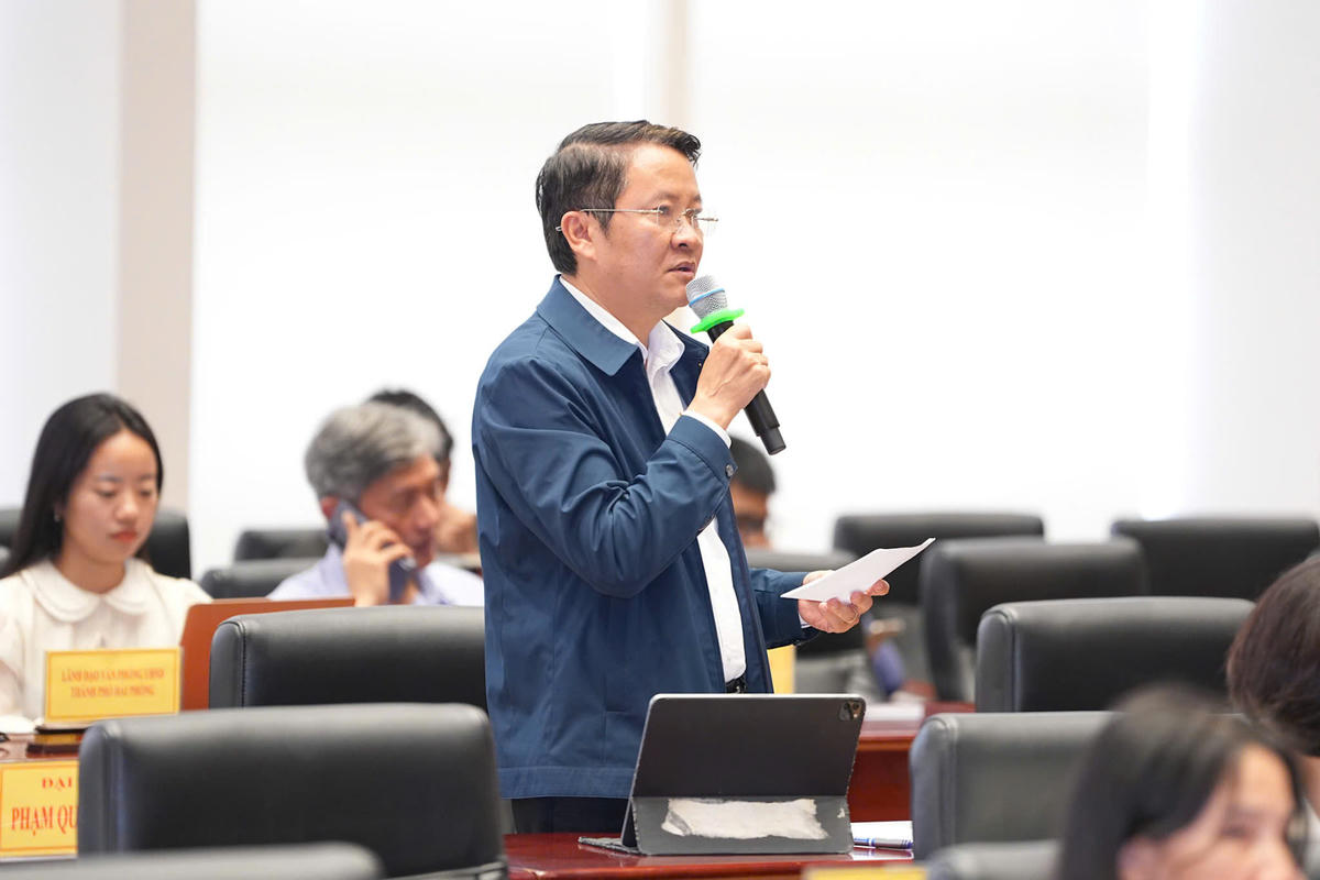 Đại biểu Nguyễn Văn Kính chất vấn Giám đốc Sở Giáo dục & Đào tạo TP Hải Phòng. Ảnh: ĐT.