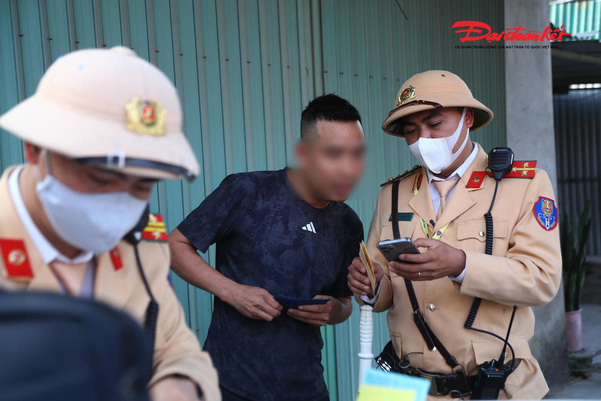 Đại úy Nguyễn Bá Trường, Phó Đội trưởng Đội CSGT đường bộ số 12 cho biết, đơn vị đã triển khai kế hoạch tuần tra kiểm soát cao điểm, tập trung xử lý nhóm lỗi nguy hiểm trực tiếp ảnh hưởng đến an toàn giao thông, trong đó vi phạm tốc độ được coi là trọng tâm. Để đảm bảo tính khách quan và chính xác, lực lượng chức năng sử dụng các thiết bị đo tốc độ chuyên dụng, ghi lại hình ảnh vi phạm trước khi yêu cầu phương tiện dừng lại để kiểm tra, lập biên bản.