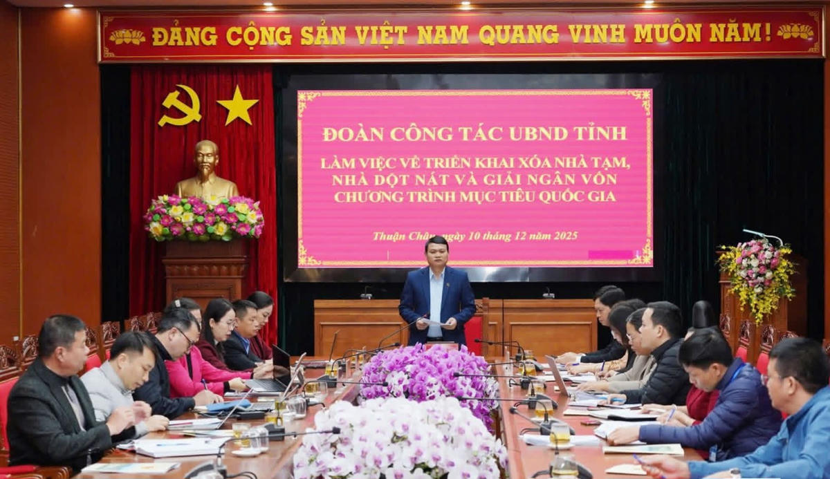 Phó Chủ tịch UBND tỉnh Sơn La Đặng Ngọc Hậu làm việc tại xã Thuận Châu. Ảnh: Sonla