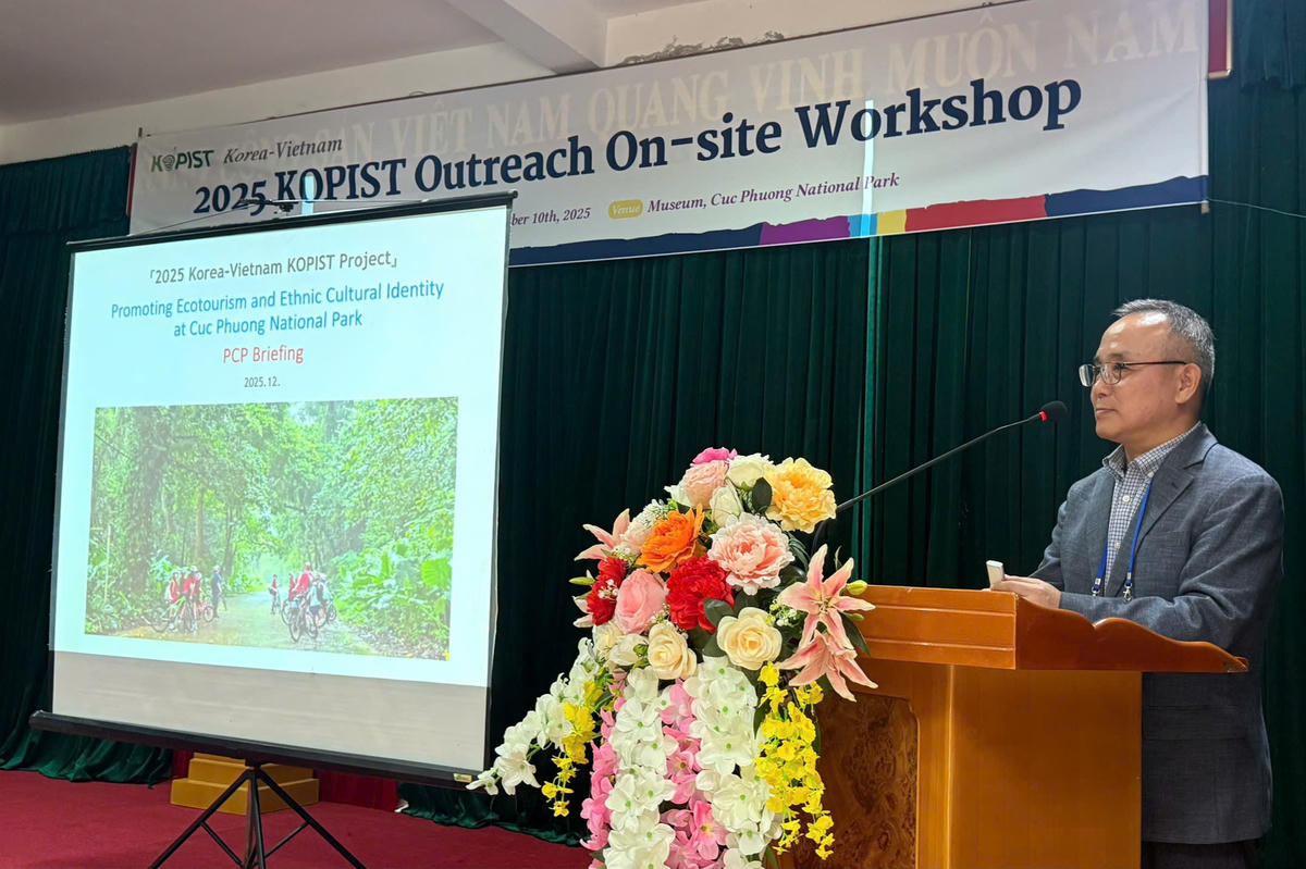 Ông Miltin Hyun Soo Kal - Trưởng nhóm chuyên gi giới thiệu tổng quan về dự án KOPIST Hàn Quốc - Việt Nam. Ảnh: Ninh Bình