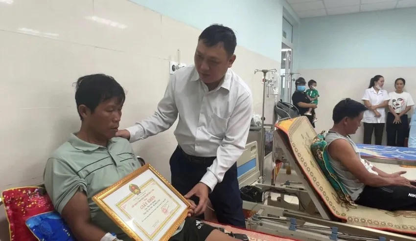 Ông Nguyễn Văn Huy, Chủ tịch UBND đặc khu Lý Sơn trao giấy khen cho ông Phan Duy Quang. Ảnh: CV.