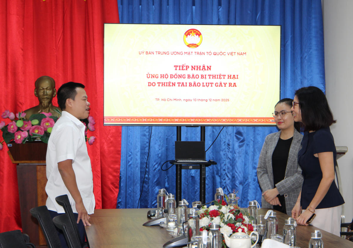 Hai bên chia sẻ về tình hình thiên tai và cứu trợ đồng bào. Ảnh: Q.Đ.