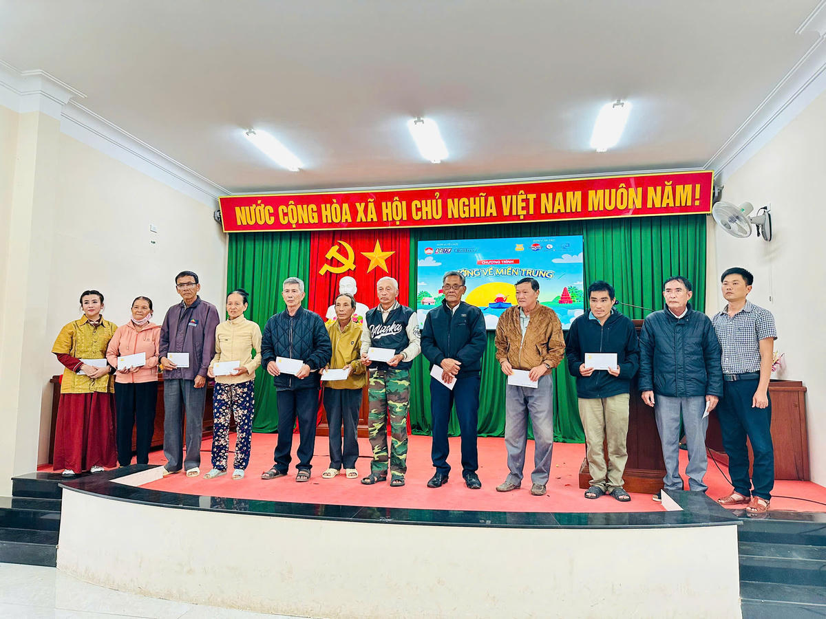 Hoạt động hỗ trợ đồng bào chịu thiệt hại do bão lũ, do GCTV tổ chức. Ảnh: BTC.