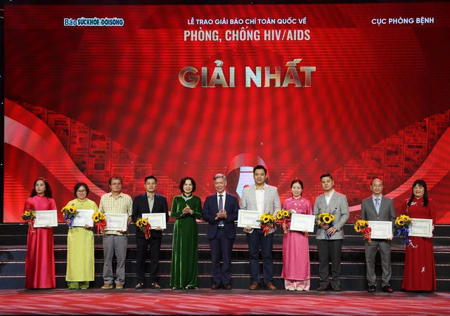 PGS.TS Nguyễn Thị Liên Hương - Thứ trưởng Bộ Y tế trao giải cho các tác giả đạt giải Nhất.