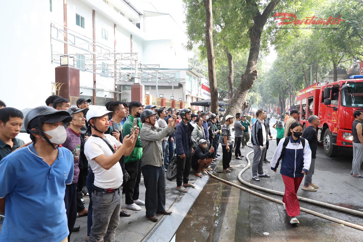 Ngay sau khi xảy cháy, người dân hô hoán thoát nạn và tìm cách khống chế ngọn lửa, lực lượng tại chỗ đã nhanh chóng có mặt sử dụng phương tiện chữa cháy xử lý, đồng thời thông báo lực lượng cứu hỏa.
