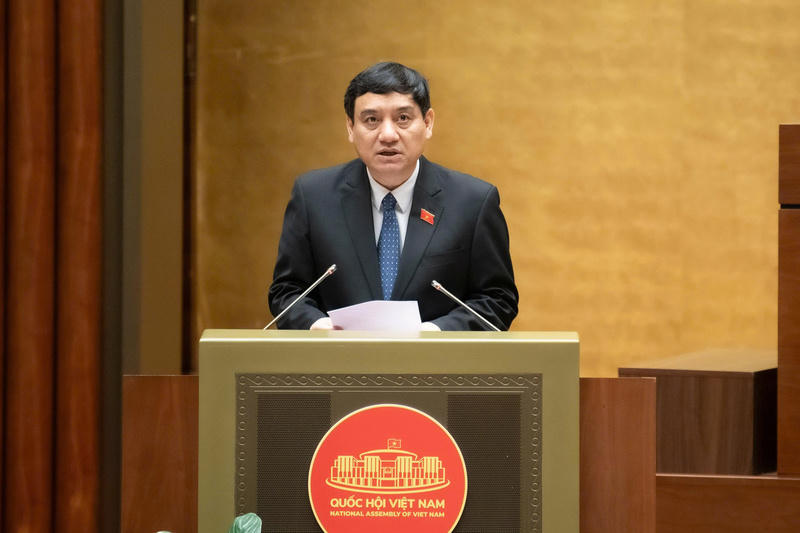 Chủ nhiệm Ủy ban Văn hóa và Xã hội Nguyễn Đắc Vinh trình bày báo cáo giải trình và chỉnh lý dự thảo Luật Báo chí (sửa đổi). Ảnh: Quang Vinh