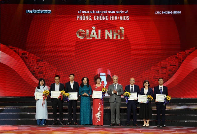 Nhà báo Trần Tuấn Linh - Tổng Biên tập Báo Sức khỏe và Đời sống, Trưởng ban Tổ chức; PGS.TS Phan Thị Thu Hương - Chủ tịch Hội đồng Trường Đại học Y Hà Nội, Chủ tịch Hội đồng giám khảo trao giải cho các tác giả đạt giải Nhì.