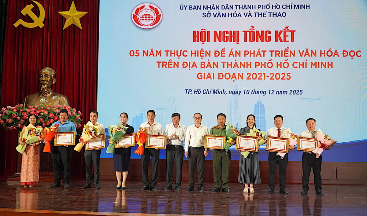 Tuyên dương các cá nhân, tập thể thực hiện xuất sắc đề án phát triển văn hoá đọc. Ảnh: Hồng Vân.