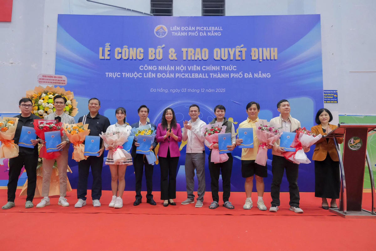 Bà Trương Thị Hồng Hạnh, Giám đốc Sở Văn hóa, Thể thao và Du lịch cùng ông Nguyễn Bá Cảnh, Phó Chủ tịch Thường trực Liên đoàn Pickleball TP Đà Nẵng trao quyết định cho các CLB. Ảnh: Nguyễn Tú. 