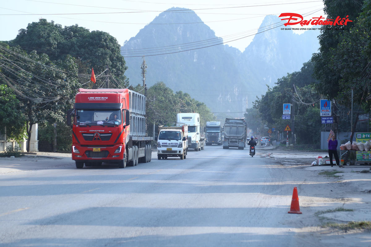 Theo ghi nhận của PV Báo Đại đoàn kết, trong quá trình kiểm tra trên đường mòn Hồ Chí Minh đoạn qua xã Xuân Mai (Hà Nội), tổ công tác đã phát hiện không ít trường hợp lái xe chủ quan, điều khiển phương tiện vượt quá tốc độ tối đa cho phép. Đáng chú ý, nhiều tài xế khi bị dừng xe đều tỏ ra bất ngờ vì tin rằng mình chỉ “vượt nhẹ” hoặc di chuyển theo dòng phương tiện nên không để ý tới đồng hồ tốc độ.