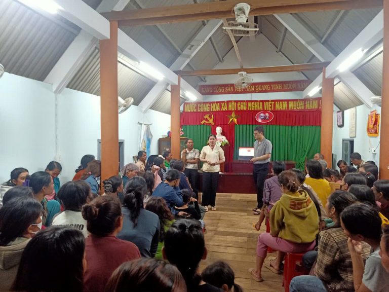 Ban đầu, không ít người lớn tuổi và đồng bào dân tộc thiểu số còn ngại thao tác, nhưng nhờ sự hướng dẫn tận tình, kiên nhẫn của tổ tuyên truyền, bà con đã mạnh dạn thực hành, vui mừng khi “chạm tay vào công nghệ” và tự mình truy cập các dịch vụ tiện ích ngay trên điện thoại. Ảnh: hoason.gov.vn