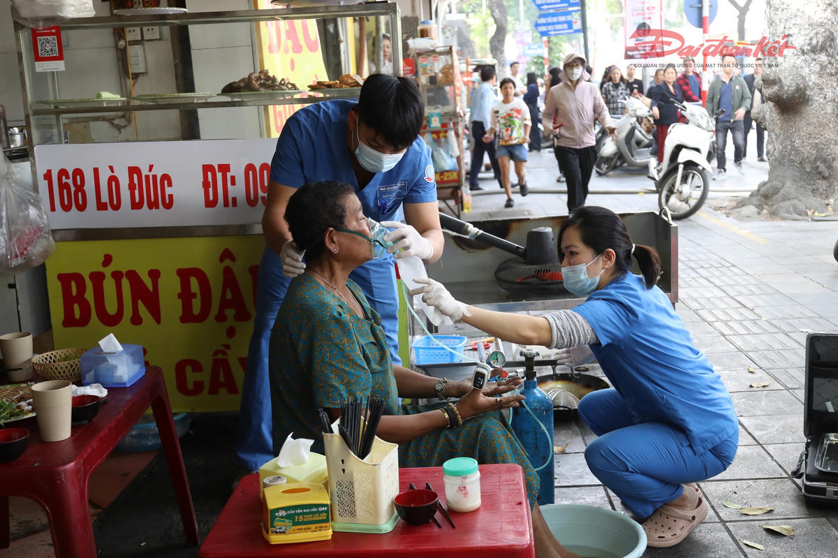 Lực lượng y tế cũng có mặt kịp thời để hỗ trợ người dân.