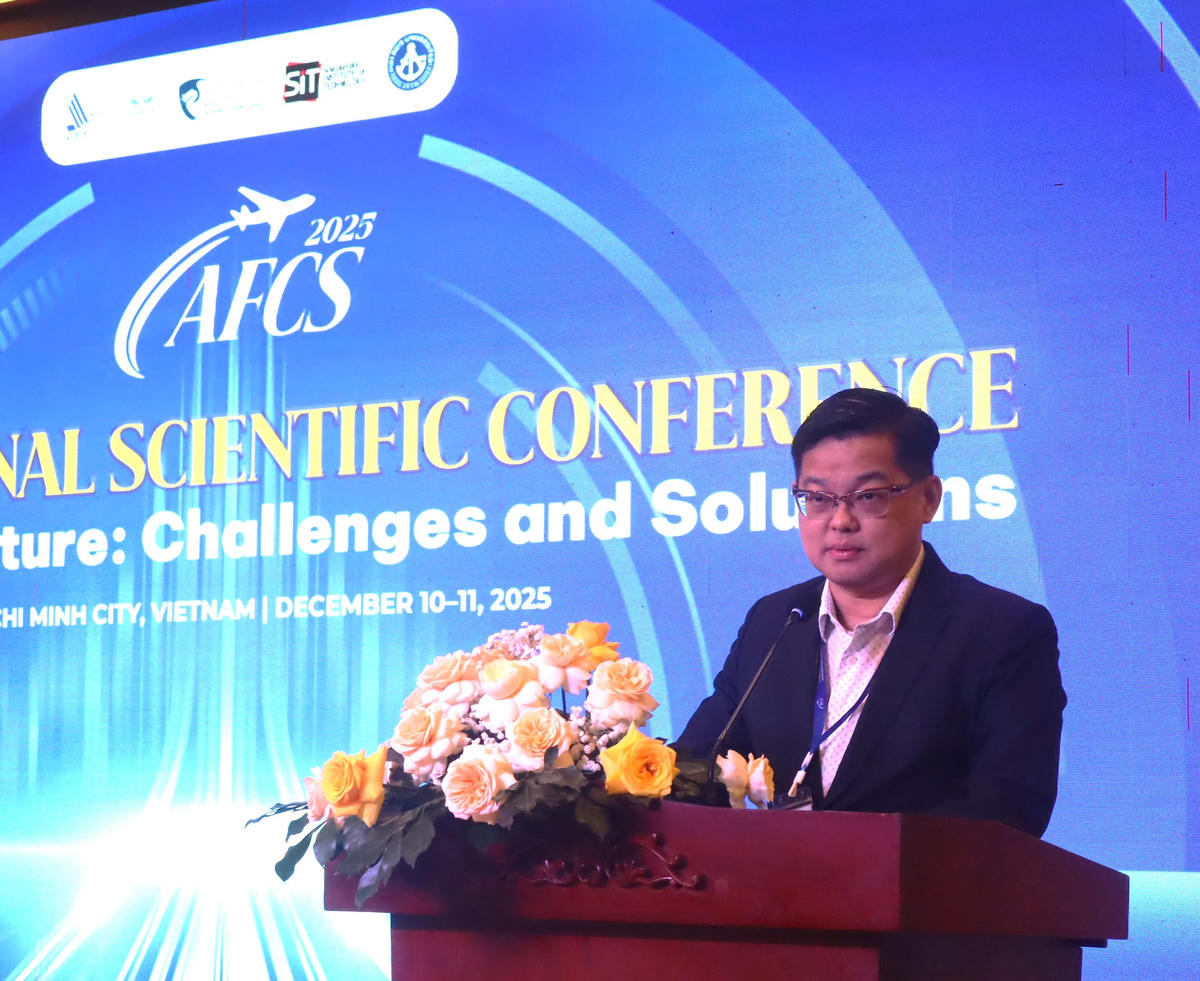 Chuyên gia hàng không quốc tế trình bày tham luận tại hội nghị. Ảnh: Hồng Phúc.