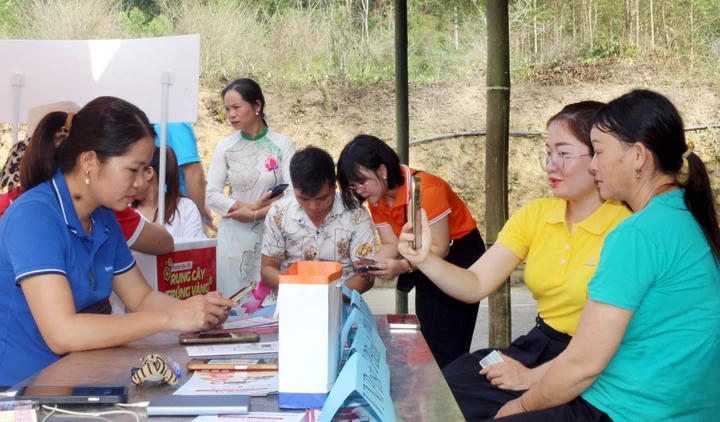 Nhân viên viễn thông giới thiệu, hỗ trợ cài đặt dịch vụ số cho người dân ở xã Định Hóa (Thái Nguyên). Ảnh: Bộ KHCN