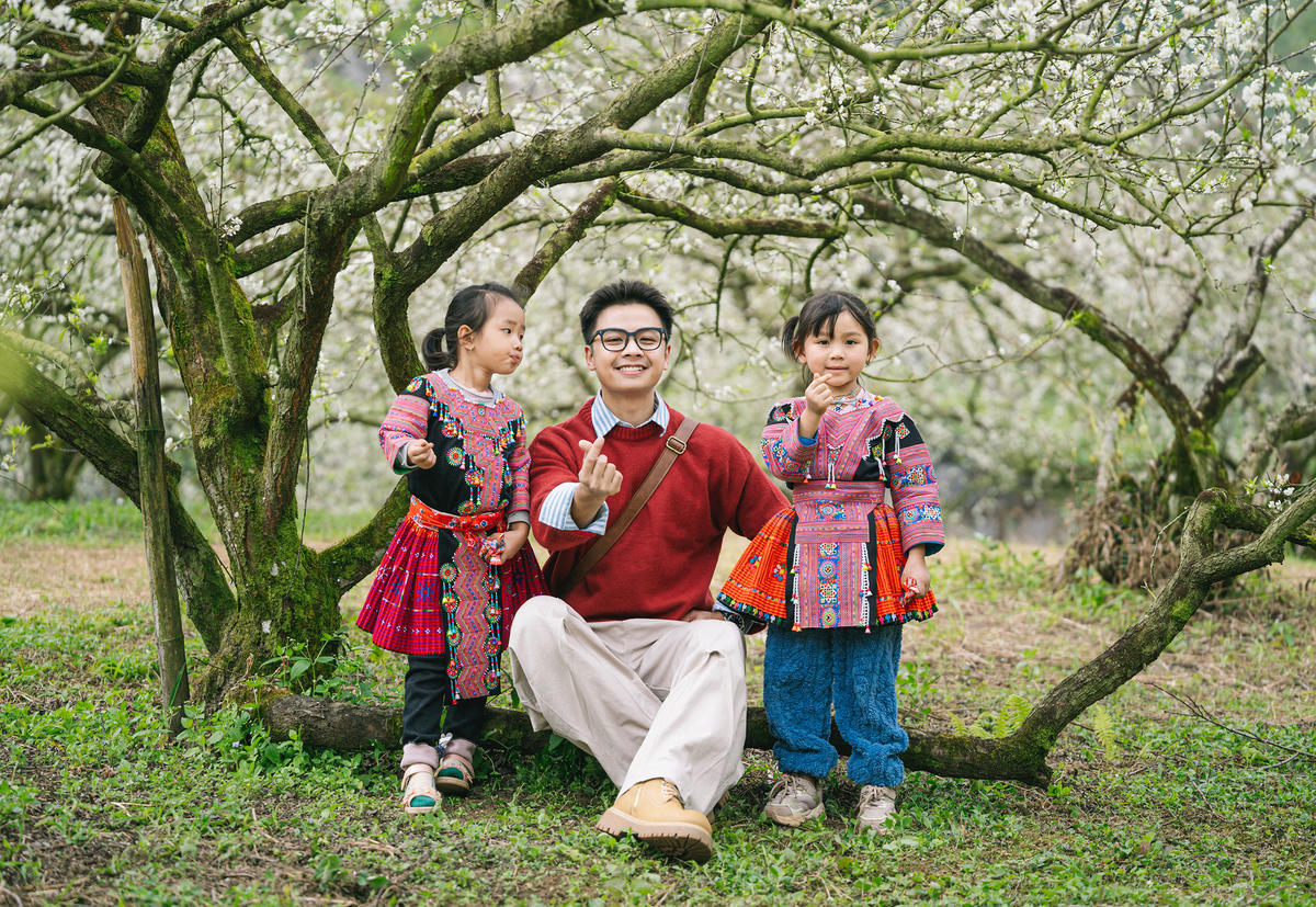 Nhiều du khách tranh thủ cuối tuần check in tại vườn Mận trắng xóa.