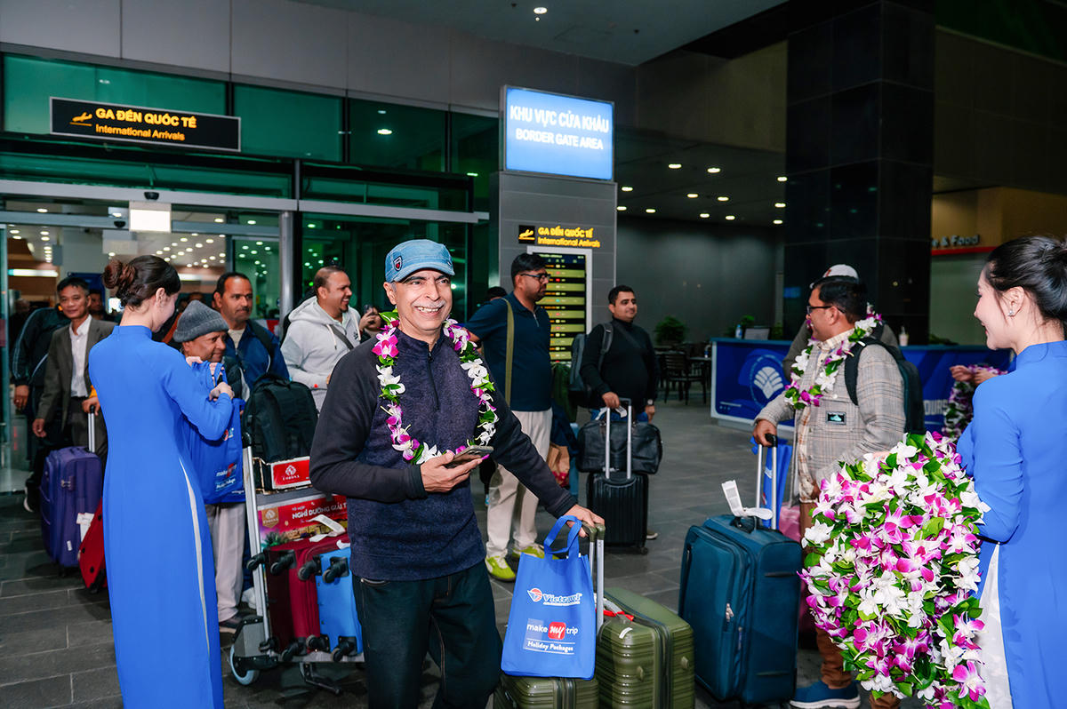 Du khách Ấn Độ được chào đón nồng nhiệt tại Cảng hàng không quốc tế Phú Quốc đón đoàn khách Ấn Độ. Ảnh Nguyễn Minh.