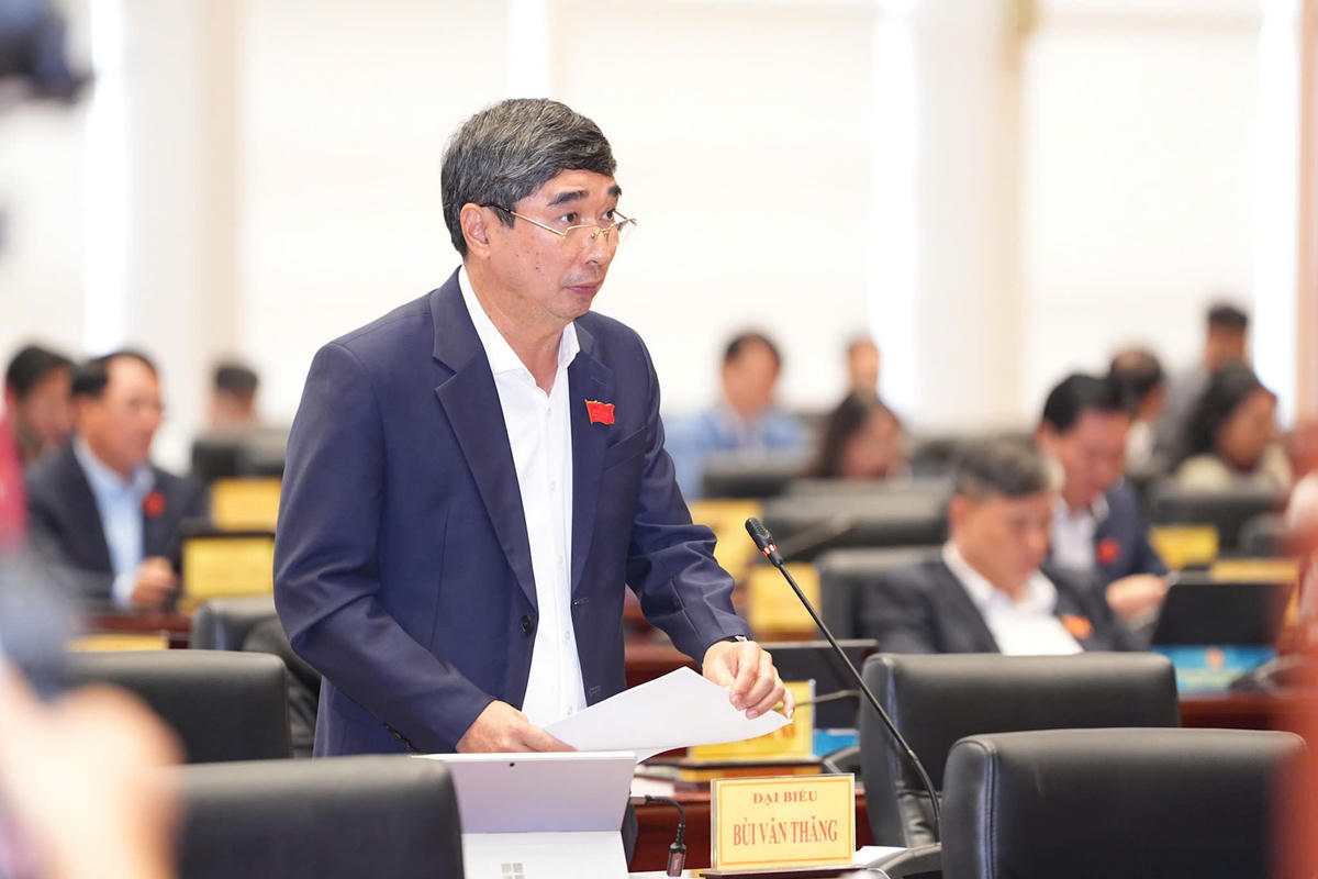 Giám đốc Sở Nông nghiệp và Môi trường Bùi Văn Thăng trả lời chất vấn. Ảnh: ĐT. 