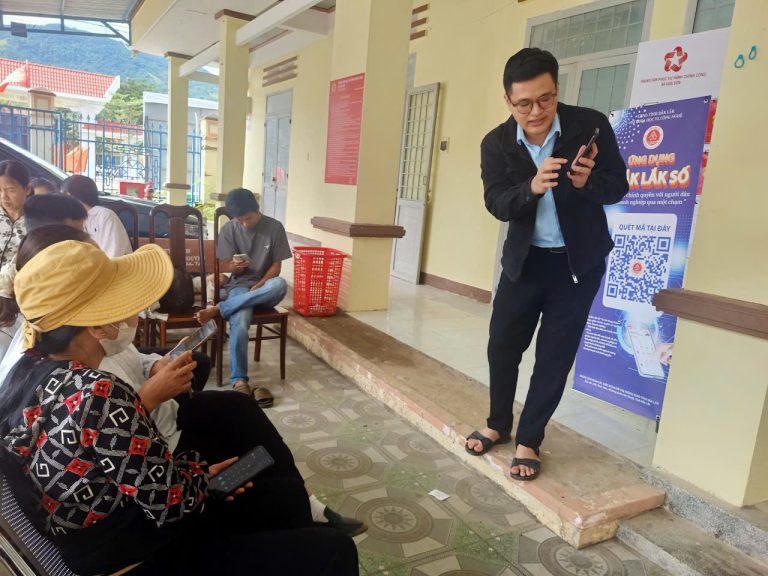 Tại các điểm sinh hoạt cộng đồng, bà con được hướng dẫn cụ thể từng bước: tải ứng dụng, đăng ký tài khoản, tra cứu thông tin, phản ánh hiện trường, nộp hồ sơ dịch vụ công, cũng như sử dụng các tiện ích như thanh toán trực tuyến, xem tin tức, và tương tác với chính quyền. Không khí buổi tuyên truyền luôn rộn ràng, vui vẻ; nhiều người dân còn chủ động hỏi thêm cách sử dụng Zalo, quét mã QR, hoặc tra cứu thông tin đất đai, thủ tục hành chính ngay tại chỗ. Ảnh: hoason.gov.vn